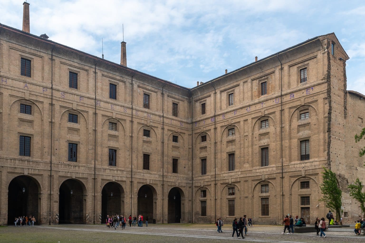 Cortile del Palazzo della Pilotta (1580) un complesso di edifici simbolo del potere ducale della famiglia Farnese, oggi sede di importanti musei, Parma, Emilia-Romagna, Italia